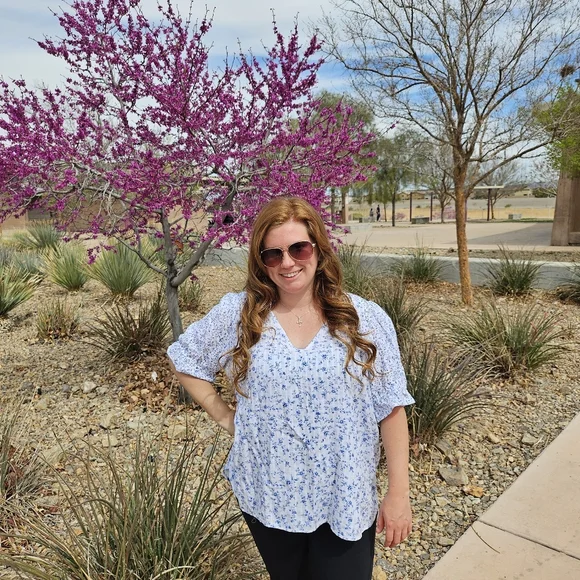LOFT Floral White and Blue Women's Blouse - Picture 6 of 9